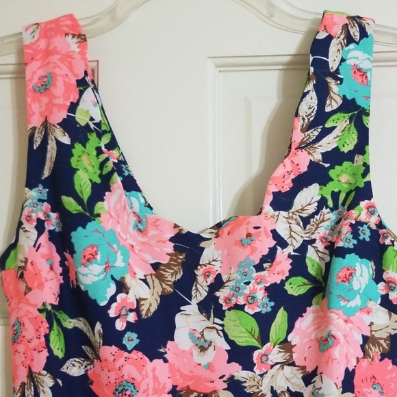 Gorgeous Spring dress - Picture 2 of 4